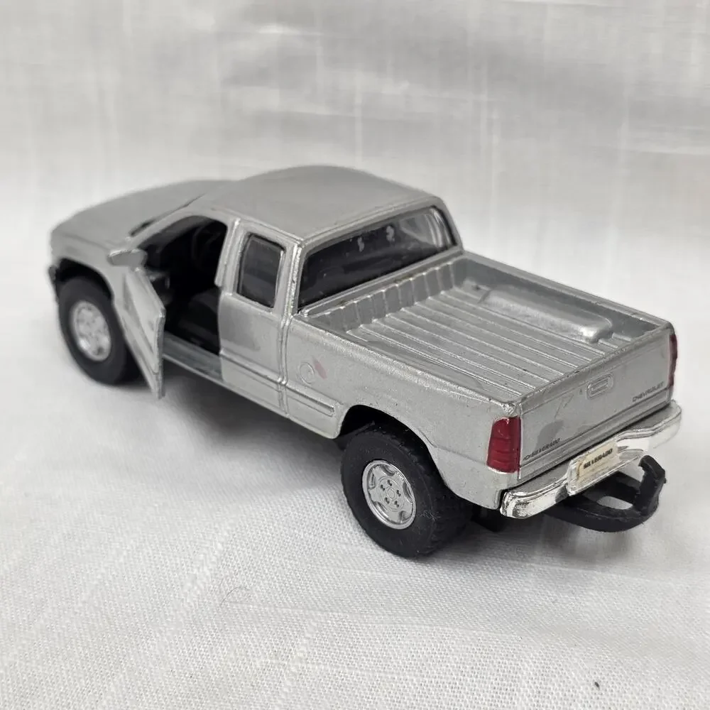 Maisto Chevrolet Silverado Pickup Truck 1:48 Diecast Silver Opening Doors Model